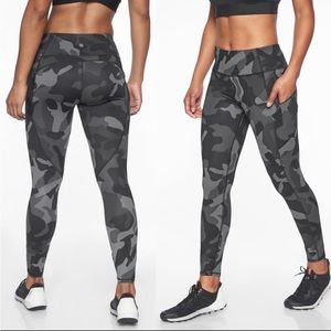 Athleta‎ Camo Gray /black mid rise pull on Leggings Camouflage Size Small